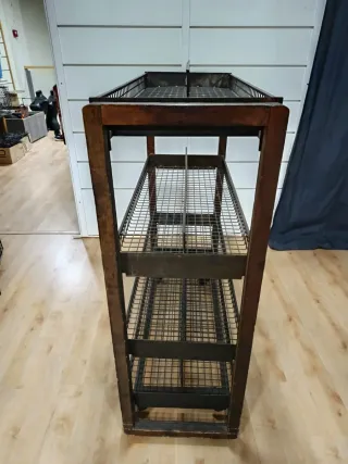 Estantería industrial con ruedas