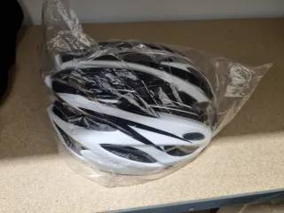 Casco de bicicleta blanco y negro