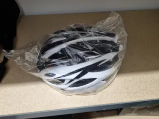 Casco de bicicleta blanco y negro
