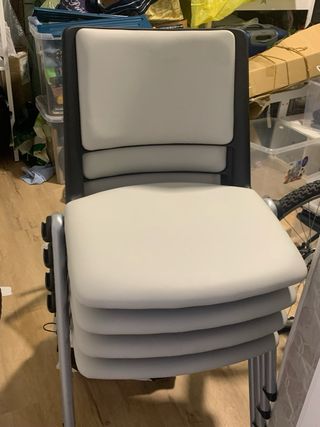 Silla de oficina gris