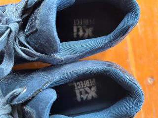 Deportivas azules con cuña y pedrería