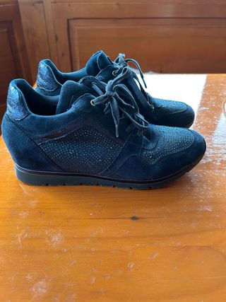 Deportivas azules con cuña y pedrería