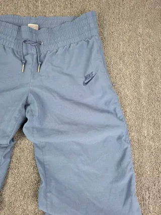 Pantalón Nike gris jogger logo bordado