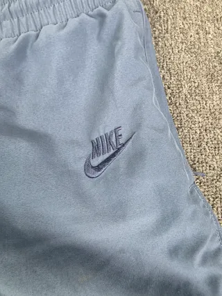 Pantalón Nike gris jogger logo bordado