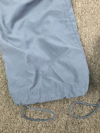 Pantalón Nike gris jogger logo bordado