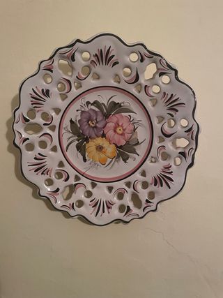 Plato decorativo de cerámica floral
