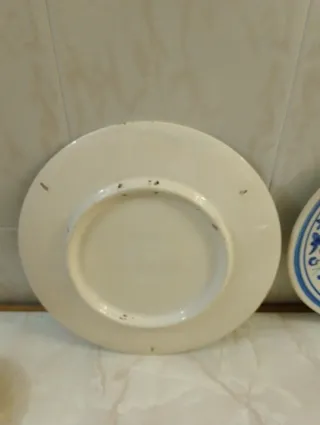 Plato decorativo azul y blanco antiguo
