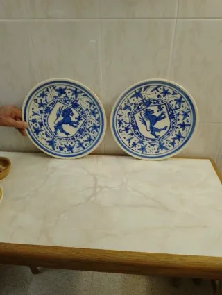 Plato decorativo azul y blanco antiguo