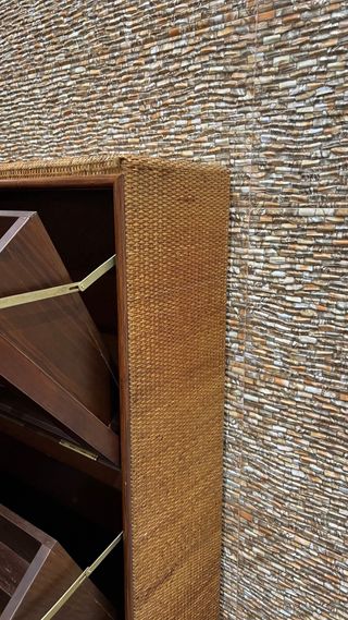 Zapatero de madera con tiradores de cuero