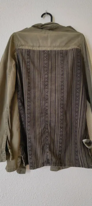 Chaqueta militar Zara verde oliva con estampado