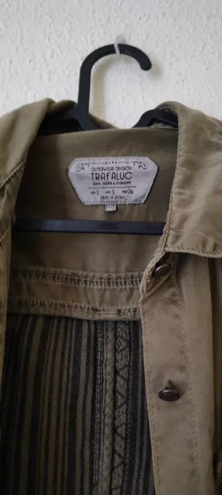 Chaqueta militar Zara verde oliva con estampado