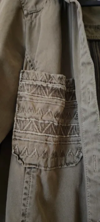 Chaqueta militar Zara verde oliva con estampado