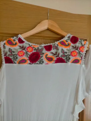 Vestido de verano blanco bordado