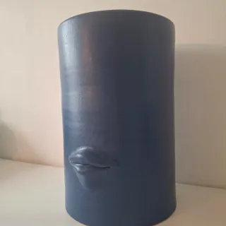 Jarrón de cerámica azul con diseño de labios