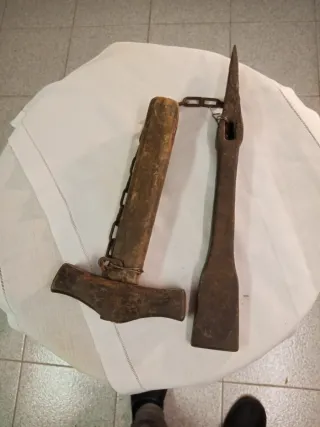 Attrezzo agricolo antico con catena