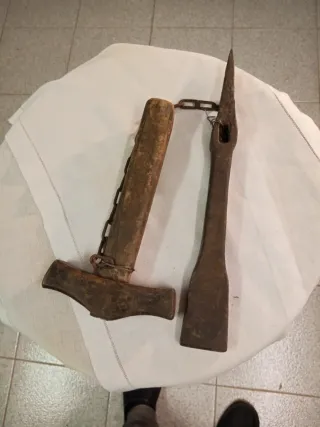 Attrezzo agricolo antico con catena