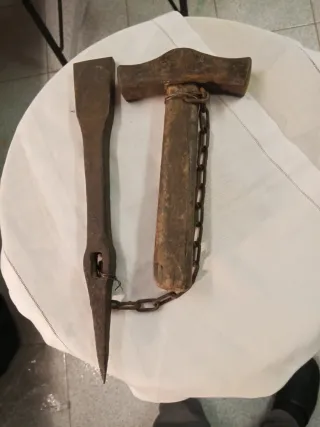 Attrezzo agricolo antico con catena