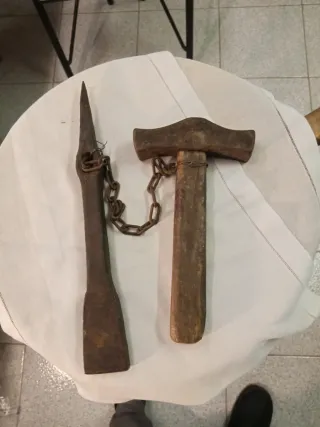 Attrezzo agricolo antico con catena