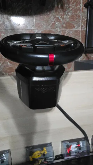 Volante Thrustmaster T248 con Pedales T-LCM.