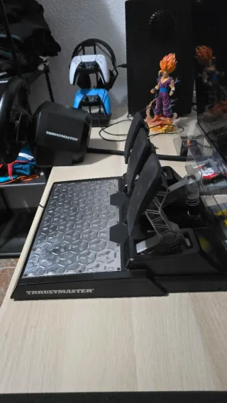 Volante Thrustmaster T248 con Pedales T-LCM.