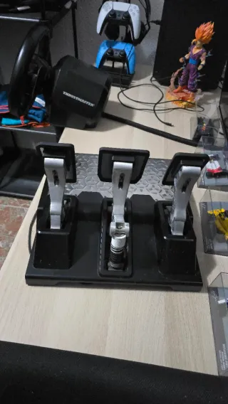 Volante Thrustmaster T248 con Pedales T-LCM.
