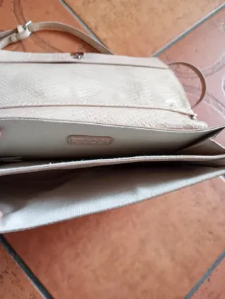 Bolso de mano blanco y plateado