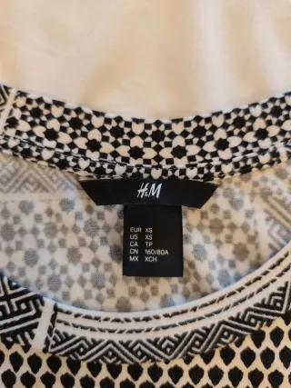 Camiseta H&M Talla XS Estampado Geométrico