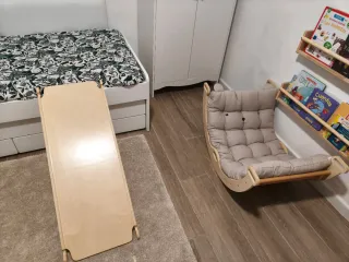 Arco de escalada, rampa de madera y cojín.