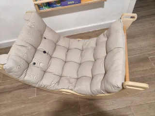 Arco de escalada, rampa de madera y cojín.