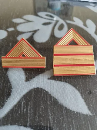 Insignias de sargento doradas