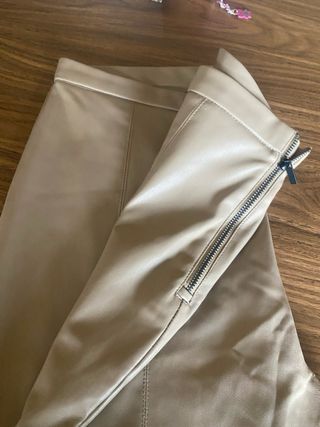 Pantalón Piel Sintética Beige Talla L