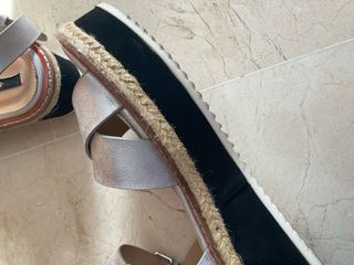 Sandalias cuña plateadas