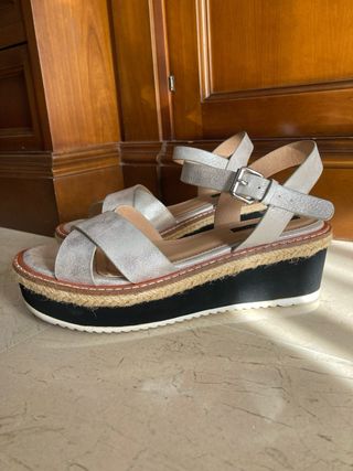 Sandalias cuña plateadas
