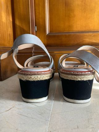 Sandalias cuña plateadas