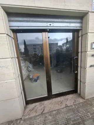 Puerta metálica enrollable y ventana