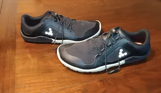 Zapatillas barefoot marca Vivobarefoot talla 40