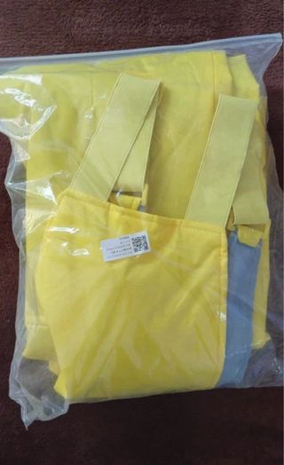 Mono de nieve amarillo