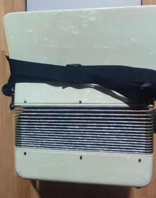 Acordeón Guerini blanco con correas de cuero