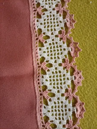 Centrotavola uncinetto vintage rosa e bianco