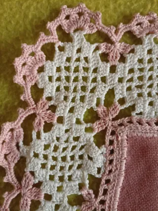 Centrotavola uncinetto vintage rosa e bianco