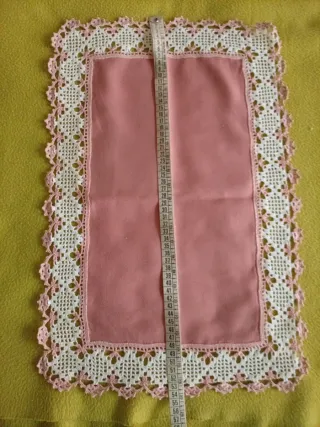 Centrotavola uncinetto vintage rosa e bianco