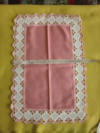 Centrotavola uncinetto vintage rosa e bianco