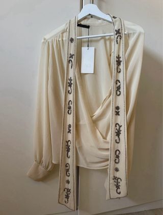 Blusa Zara fular abalorios