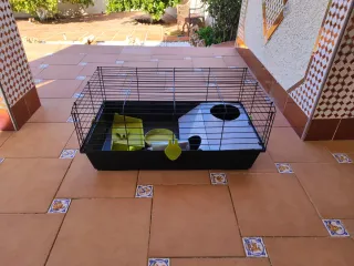 Jaula para mascotas negra y amarilla