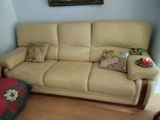 Sofá de piel beige y madera