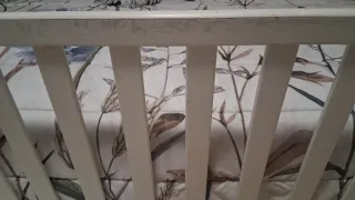 Cuna blanca con osito y globo