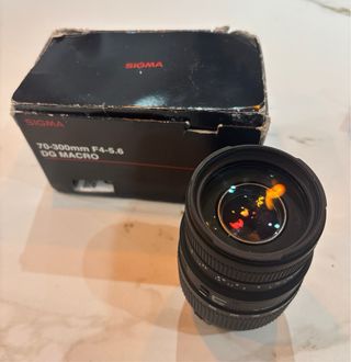 Cámara Nikon D3400 con objetivo Sigma 70-300mm