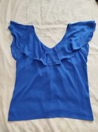 Blusa azul con volante