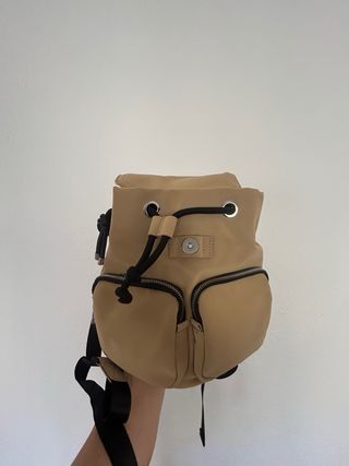 Mochila Parfois efecto piel beige