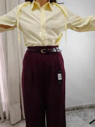 Conjunto de blusa amarilla y pantalón